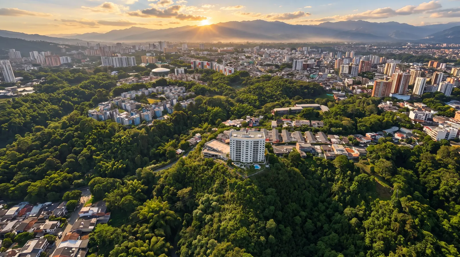 Amanecer sobre la cordillera y la ciudad de Armenia, con la torre Alegranza en la cresta del Alto del Niágara, rodeada de bosque